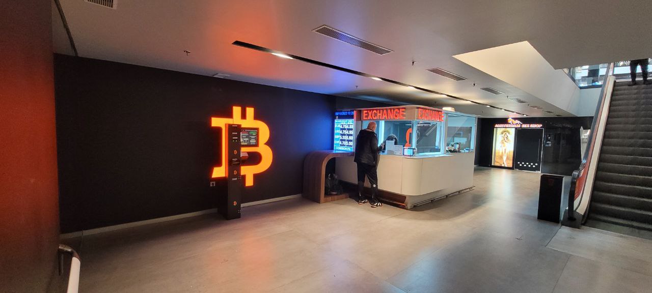 Bancomat Bitcoin în AFI Brasov Mall fotografia numărul 2